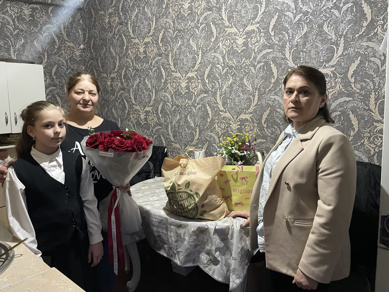 Махачкалинский Центр социального обслуживания поздравил 300 семей с Днем матери