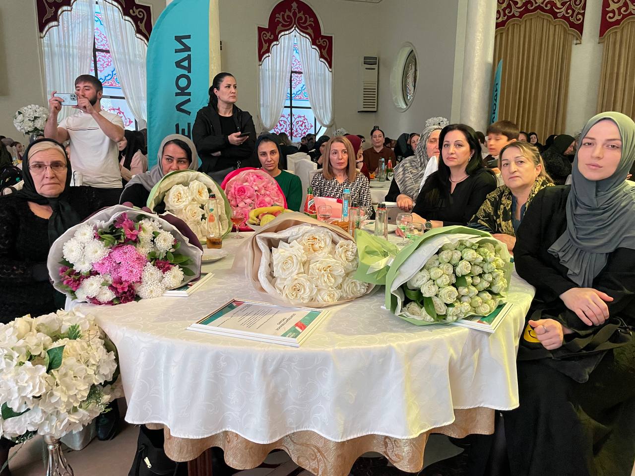 Махачкалинский Центр социального обслуживания поздравил 300 семей с Днем матери