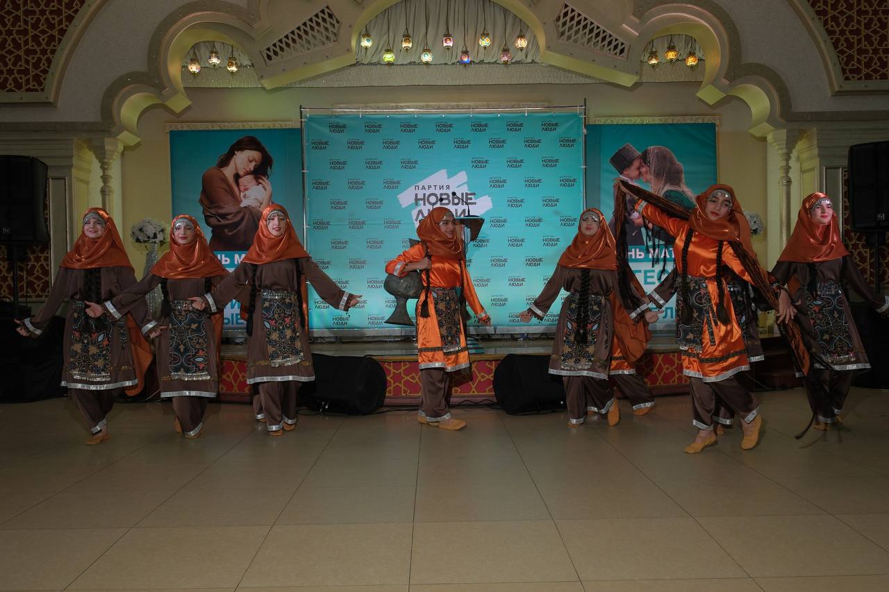 Махачкалинский Центр социального обслуживания поздравил 300 семей с Днем матери