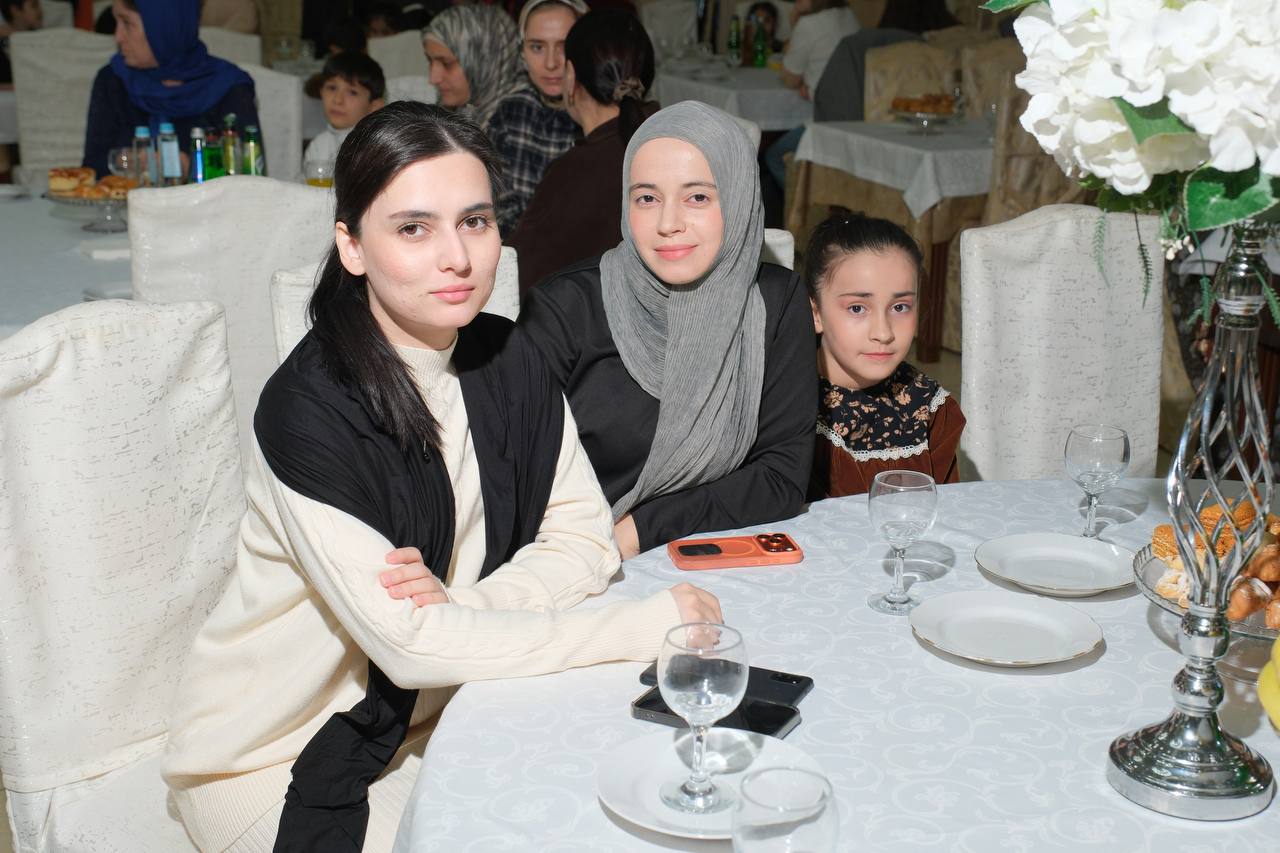 Махачкалинский Центр социального обслуживания поздравил 300 семей с Днем матери