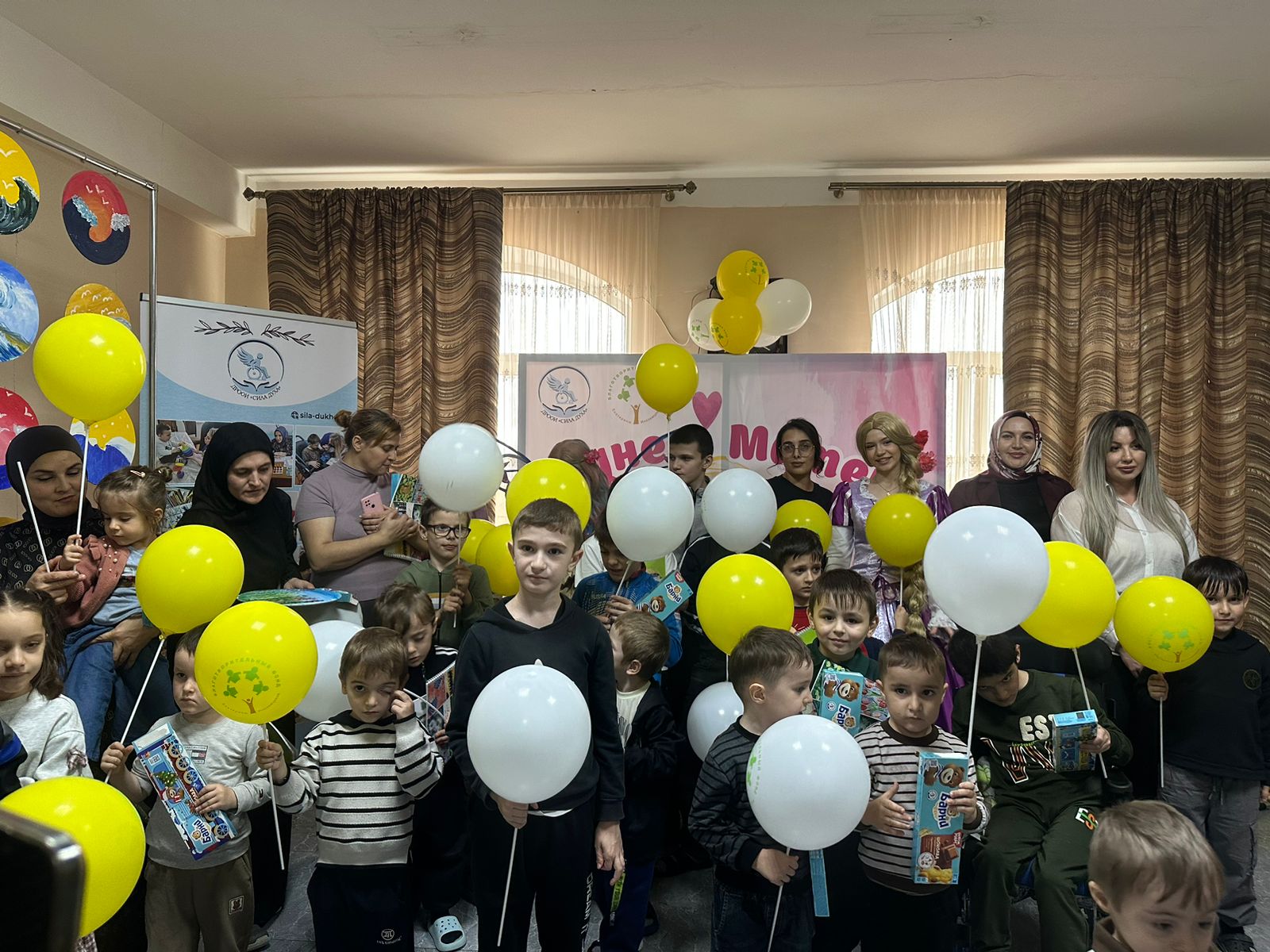 В честь Дня матери сотрудники Реабилитационного центра «Надежда» организовали для своих подопечных и их семей настоящий праздник