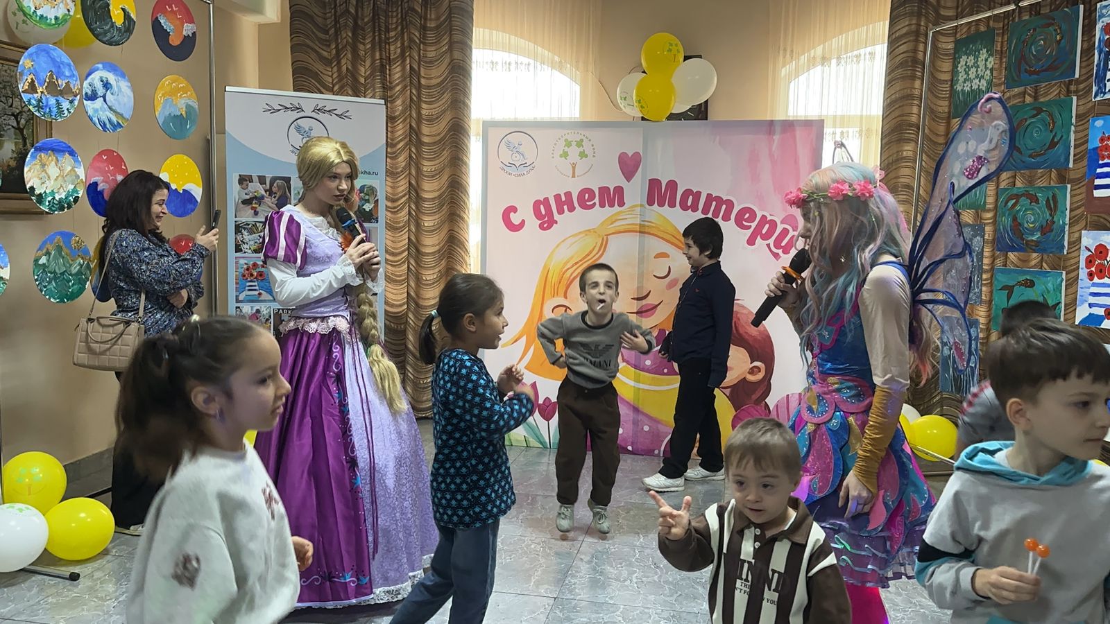 В честь Дня матери сотрудники Реабилитационного центра «Надежда» организовали для своих подопечных и их семей настоящий праздник