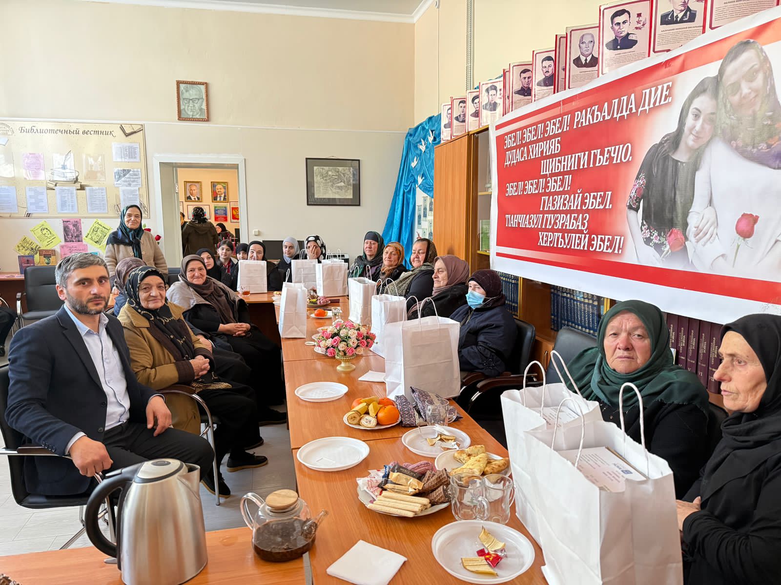 Социальная служба Минтруда РД в Цумадинском районе провела праздничную встречу ко Дню матери