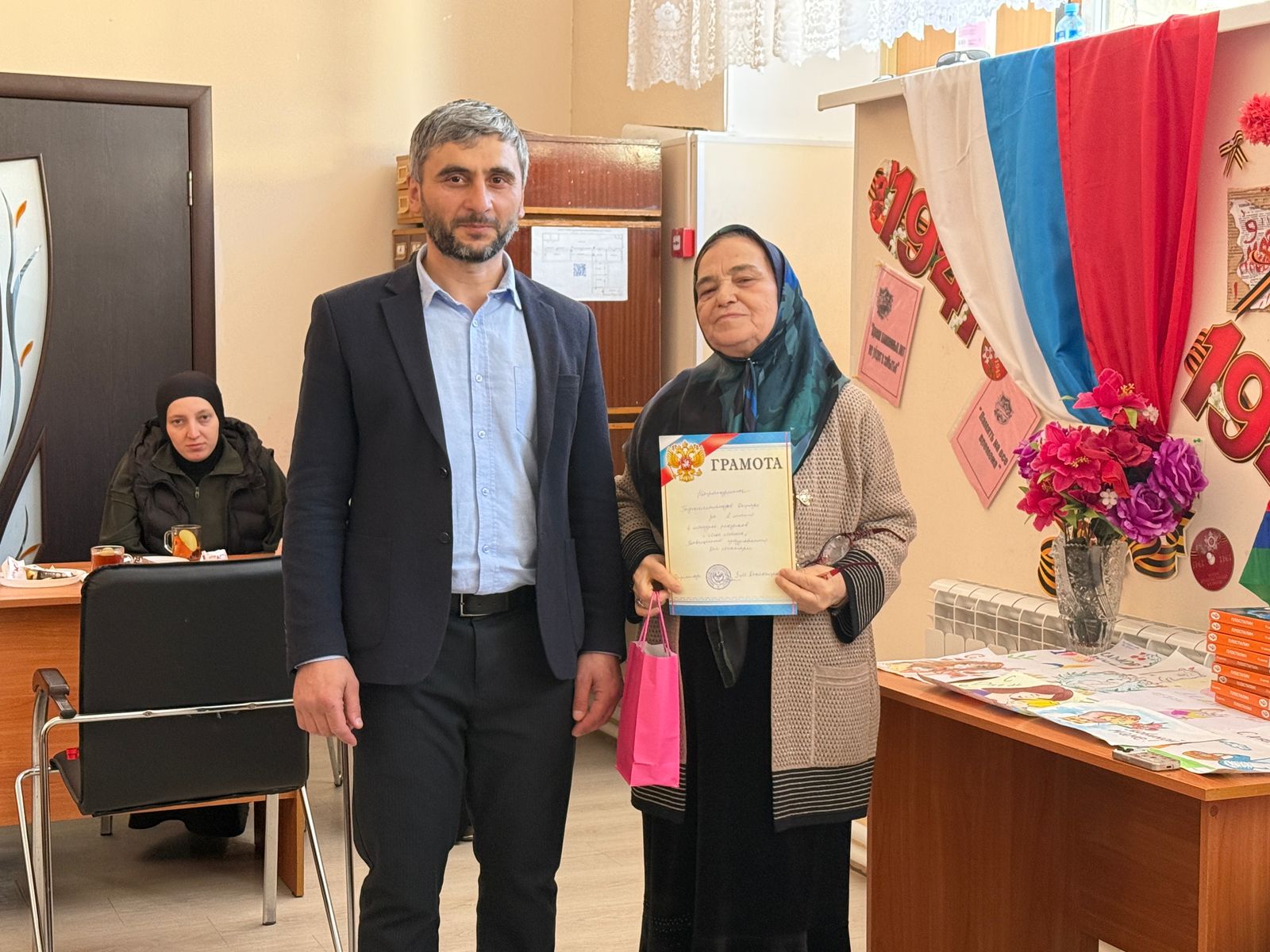 Социальная служба Минтруда РД в Цумадинском районе провела праздничную встречу ко Дню матери