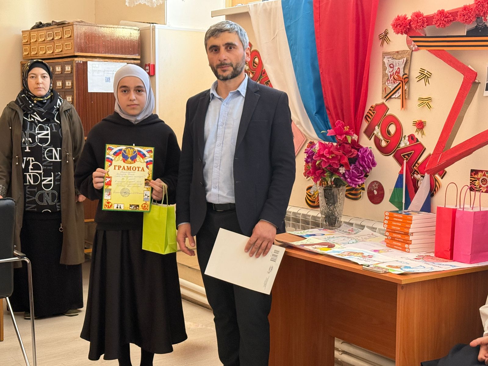 Социальная служба Минтруда РД в Цумадинском районе провела праздничную встречу ко Дню матери