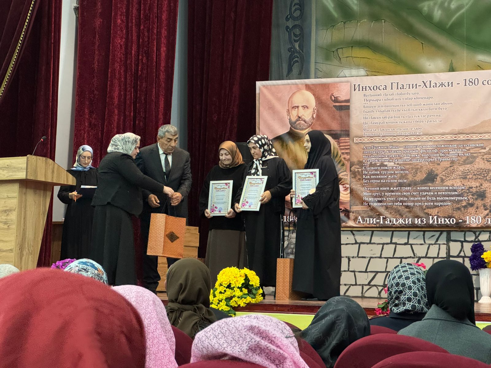 В Гумбетовском районе Центр соцобслуживания поздравил матерей военнослужащих с Днем матери