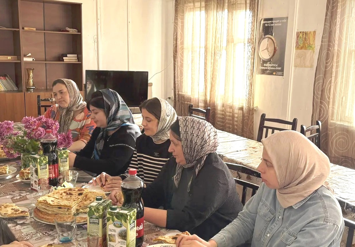 Работники Комплексного центра соцобслуживания населения Дахадаевского района организовали праздничное мероприятие ко Дню матери