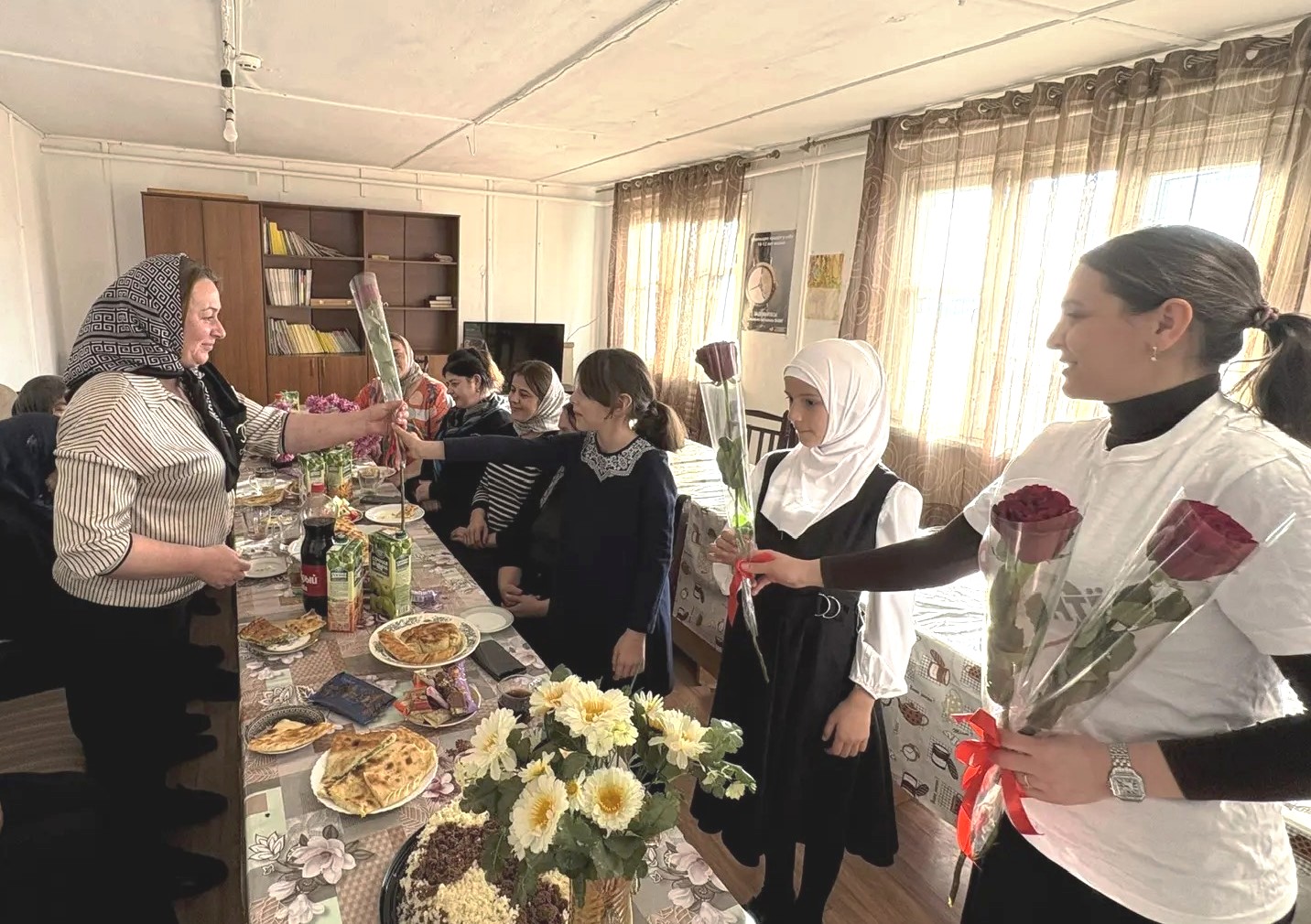 Работники Комплексного центра соцобслуживания населения Дахадаевского района организовали праздничное мероприятие ко Дню матери