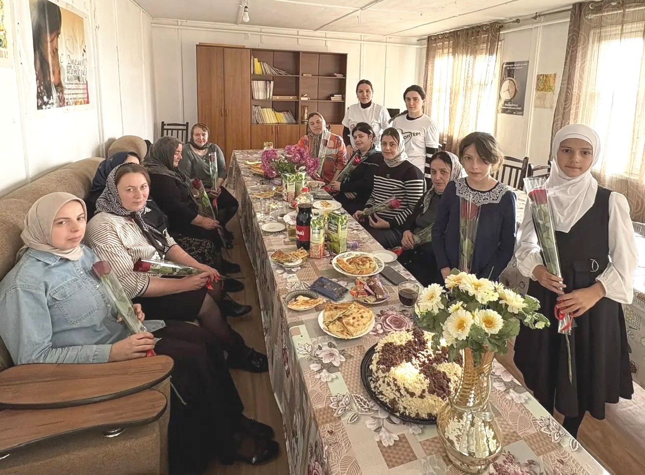 Работники Комплексного центра соцобслуживания населения Дахадаевского района организовали праздничное мероприятие ко Дню матери