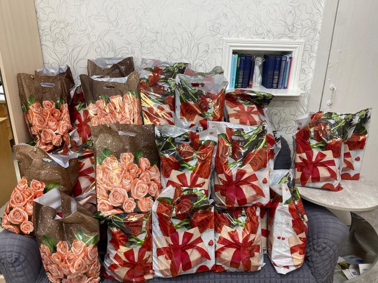 В рамках мероприятий по поддержке семей с детьми Каспийский Комплексный центр провел акцию «Подари радость детям!»