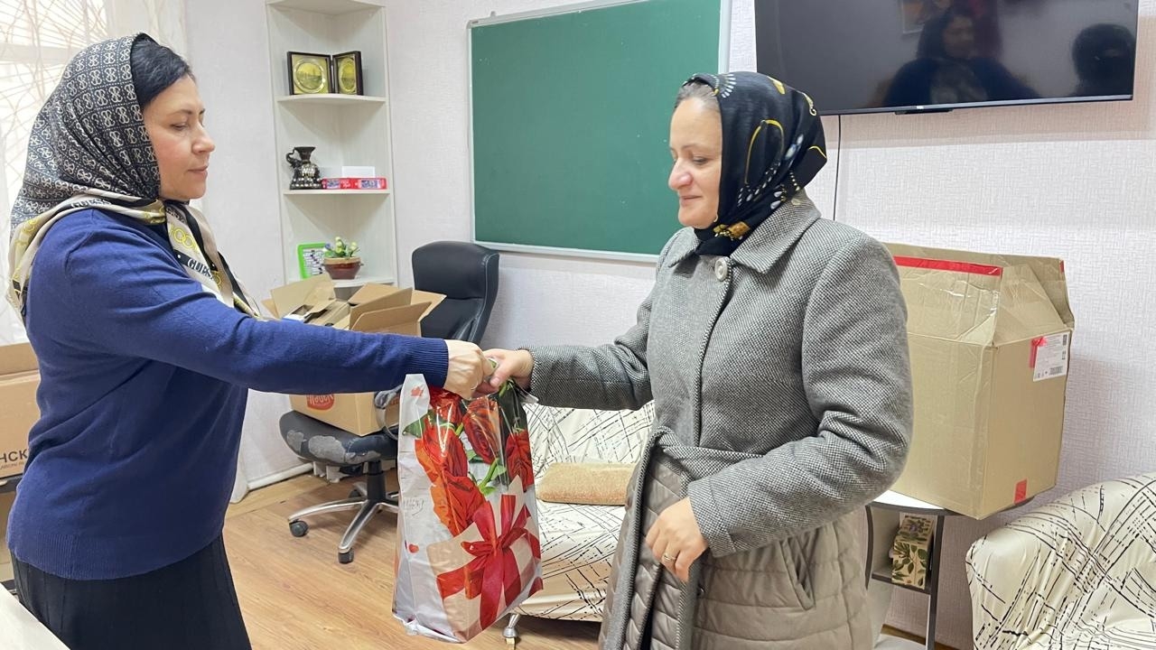 В рамках мероприятий по поддержке семей с детьми Каспийский Комплексный центр провел акцию «Подари радость детям!»