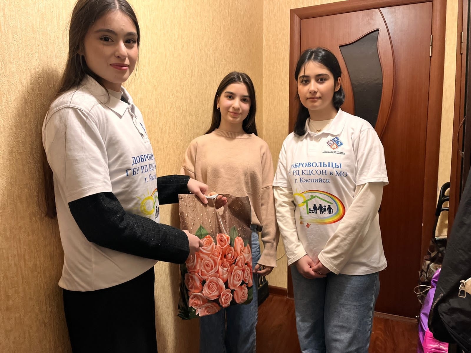 В рамках мероприятий по поддержке семей с детьми Каспийский Комплексный центр провел акцию «Подари радость детям!»