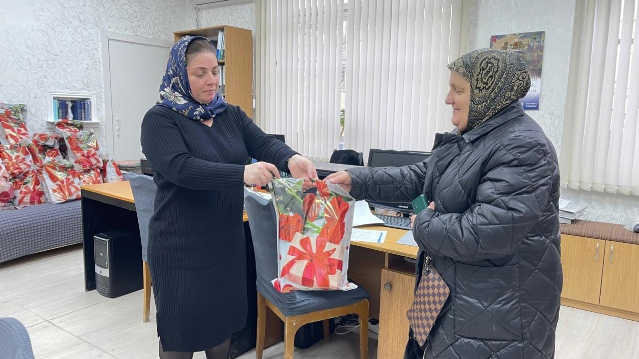 В рамках мероприятий по поддержке семей с детьми Каспийский Комплексный центр провел акцию «Подари радость детям!»