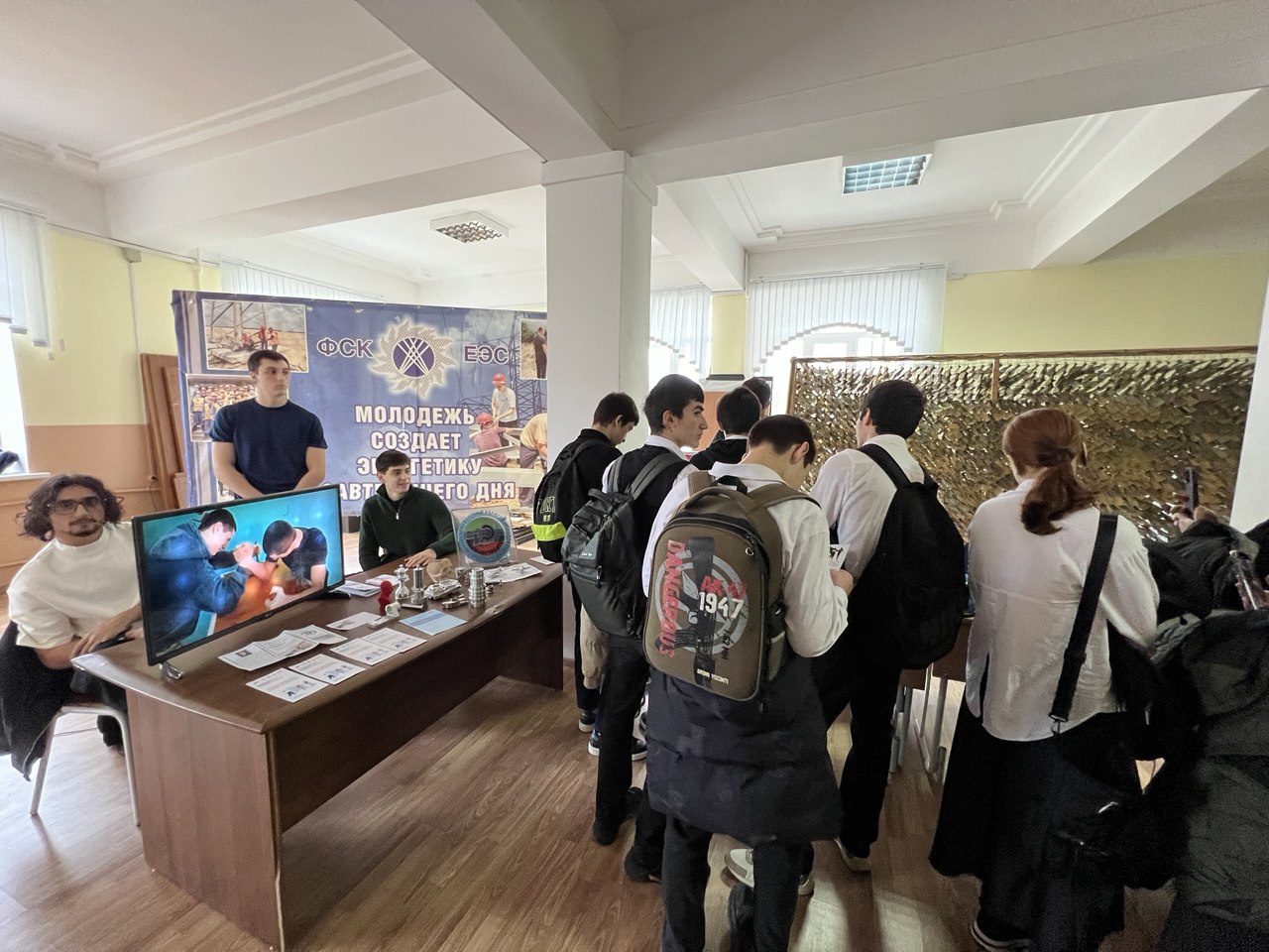 Более 300 молодых ребят были приглашены Центром занятости г.Каспийска на фестиваль профессий и образовательных услуг «ВЫПУСКНИК – 2026»