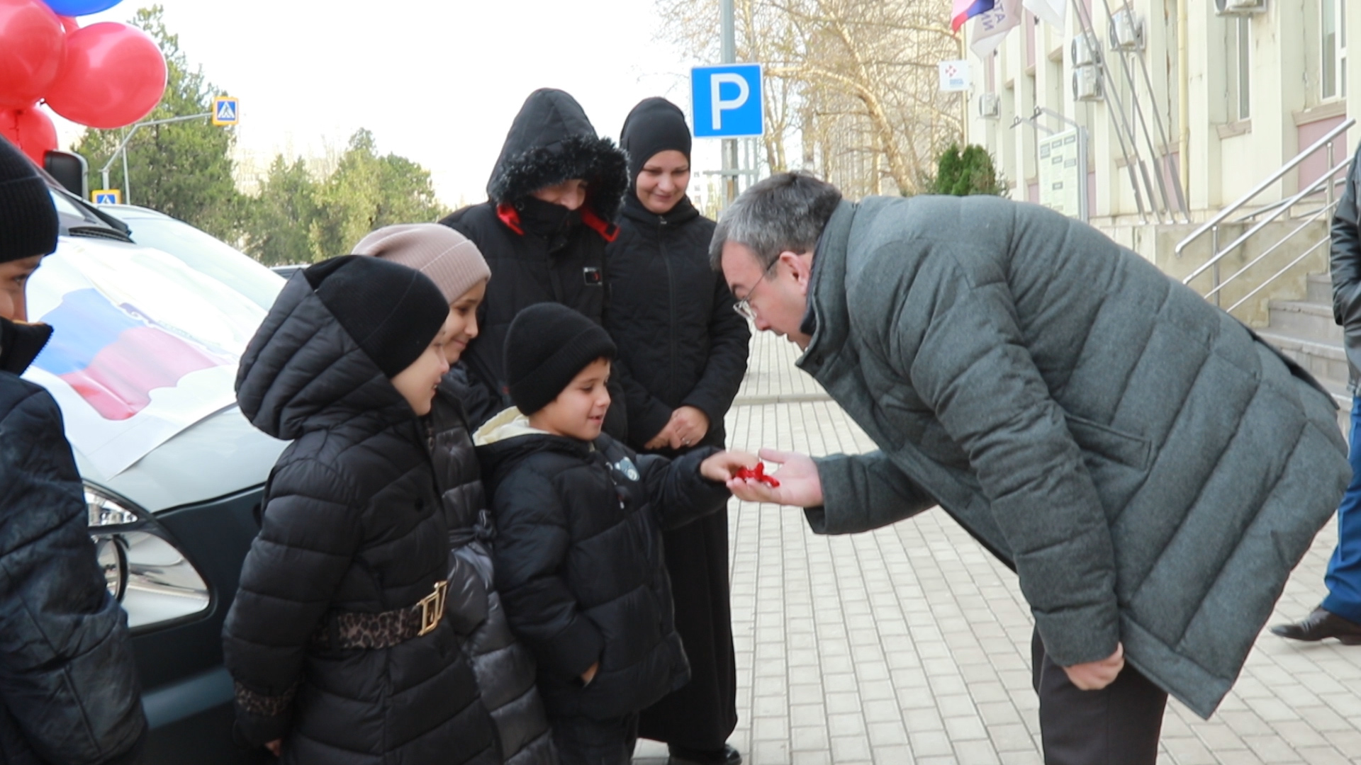 «Теперь всем хватит места!»: семья с 12 детьми из Хасавюртовского района получила новую «Газель»