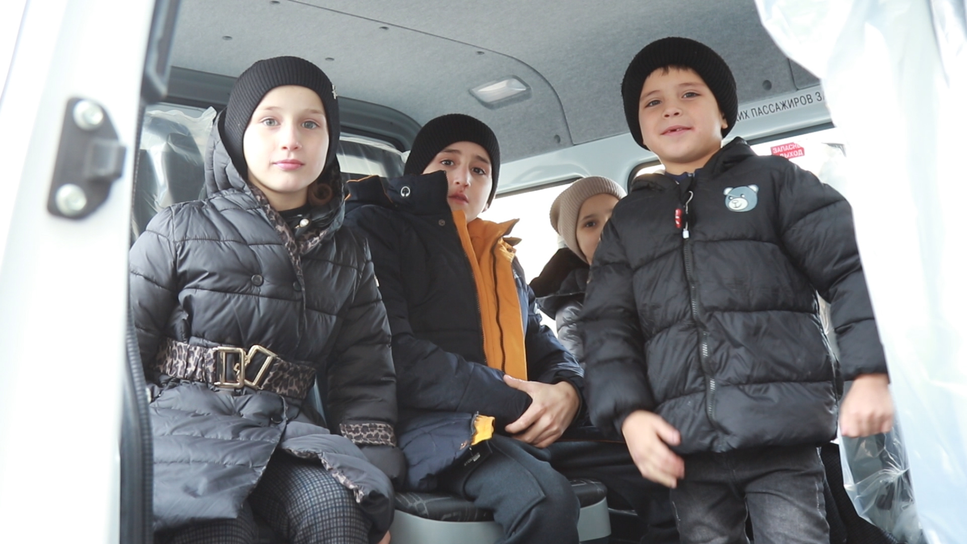 «Теперь всем хватит места!»: семья с 12 детьми из Хасавюртовского района получила новую «Газель»