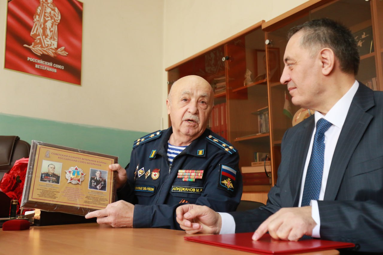 Вице-премьер Дагестана поздравил с 80-летием председателя Совета ветеранов