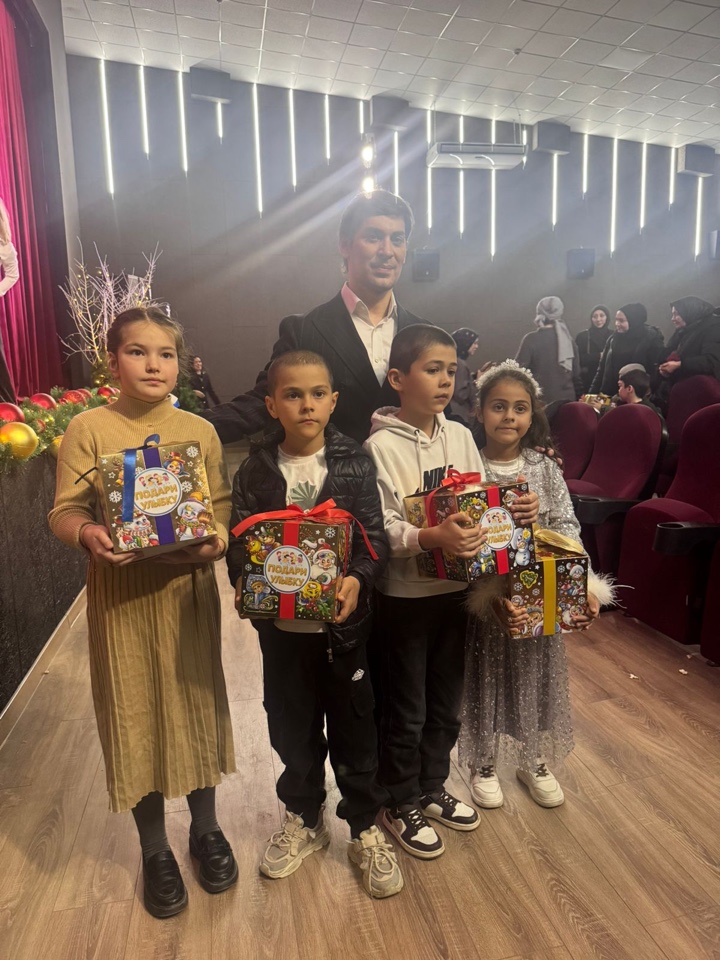 Тепло сердец и вера в чудо: маленькие подопечные Центра соцобслуживания г.Кизилюрта и Кизилюртовского района окунулись в волшебство новогодней сказки