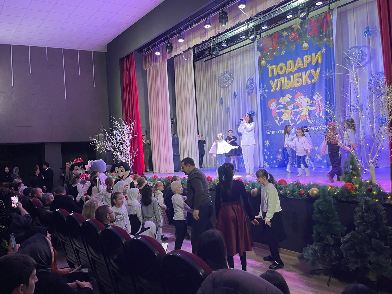 Тепло сердец и вера в чудо: маленькие подопечные Центра соцобслуживания г.Кизилюрта и Кизилюртовского района окунулись в волшебство новогодней сказки