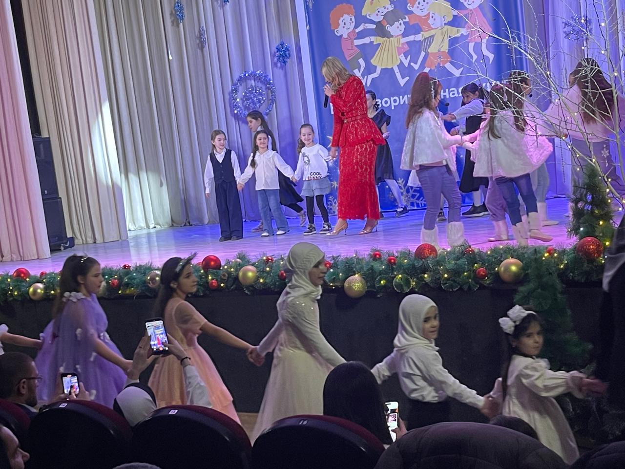 Тепло сердец и вера в чудо: маленькие подопечные Центра соцобслуживания г.Кизилюрта и Кизилюртовского района окунулись в волшебство новогодней сказки