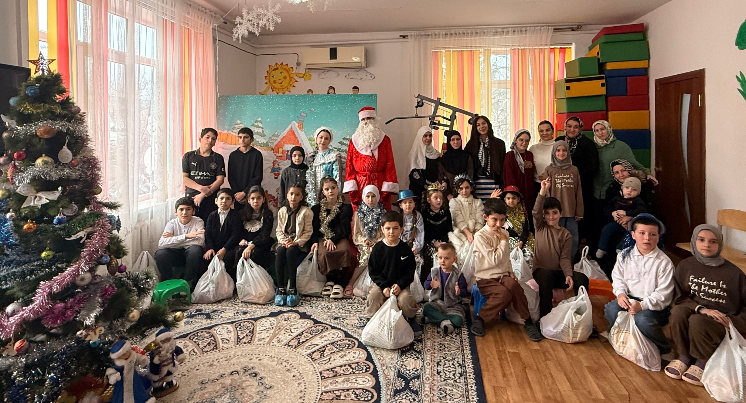 Детям и подросткам из Реабилитационного центра Минтруда РД в Хасавюртовском районе доставили массу ярких эмоций и впечатлений, по-настоящему приблизив волшебство Нового года