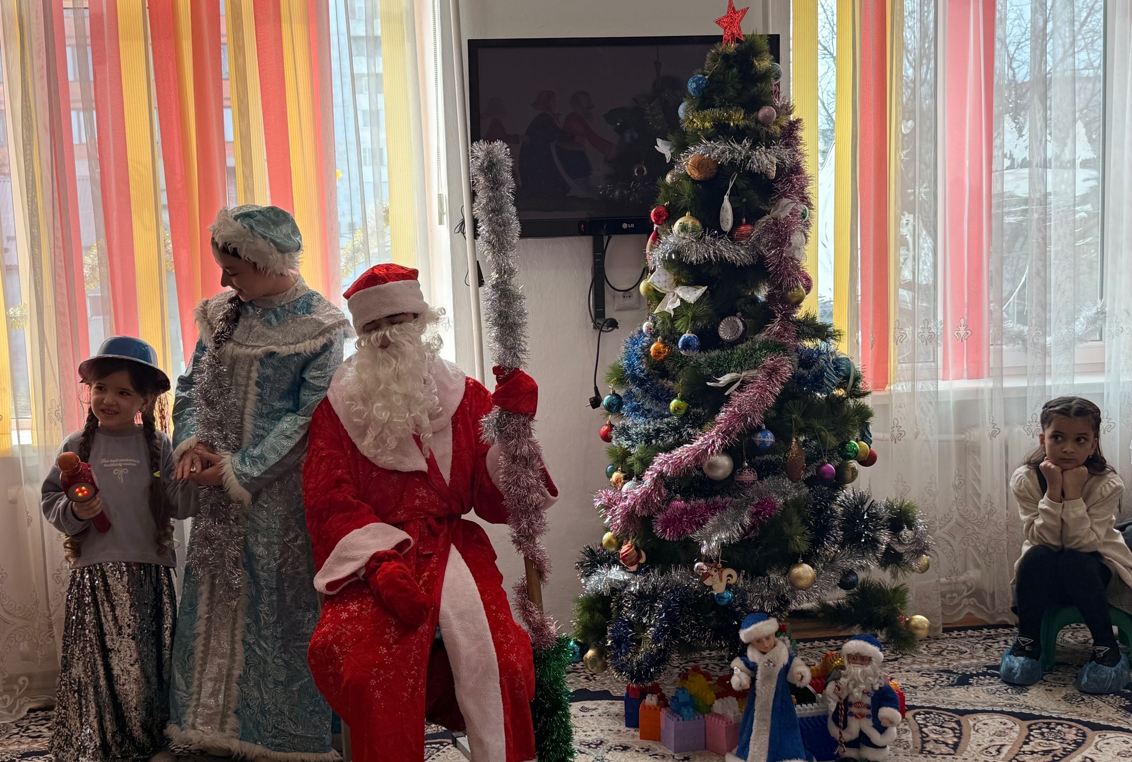 Детям и подросткам из Реабилитационного центра Минтруда РД в Хасавюртовском районе доставили массу ярких эмоций и впечатлений, по-настоящему приблизив волшебство Нового года