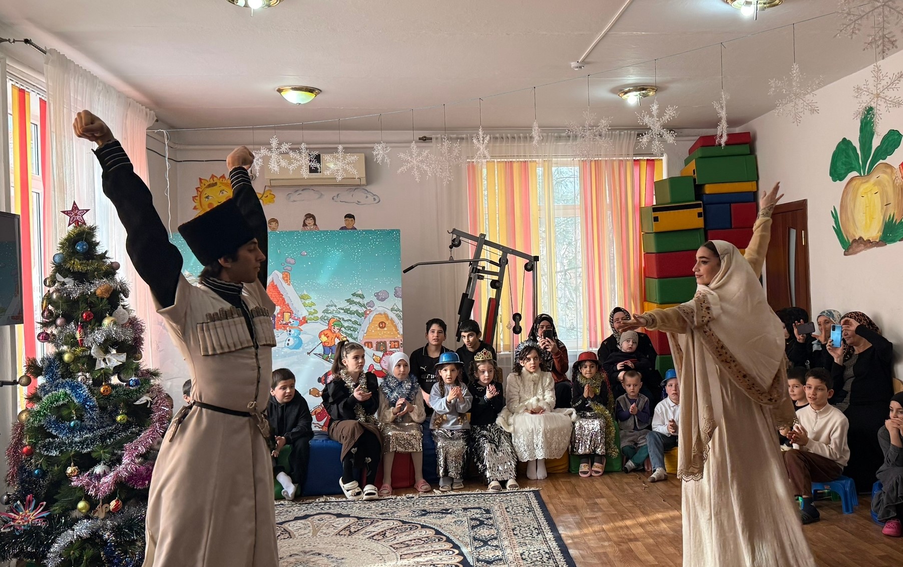 Детям и подросткам из Реабилитационного центра Минтруда РД в Хасавюртовском районе доставили массу ярких эмоций и впечатлений, по-настоящему приблизив волшебство Нового года