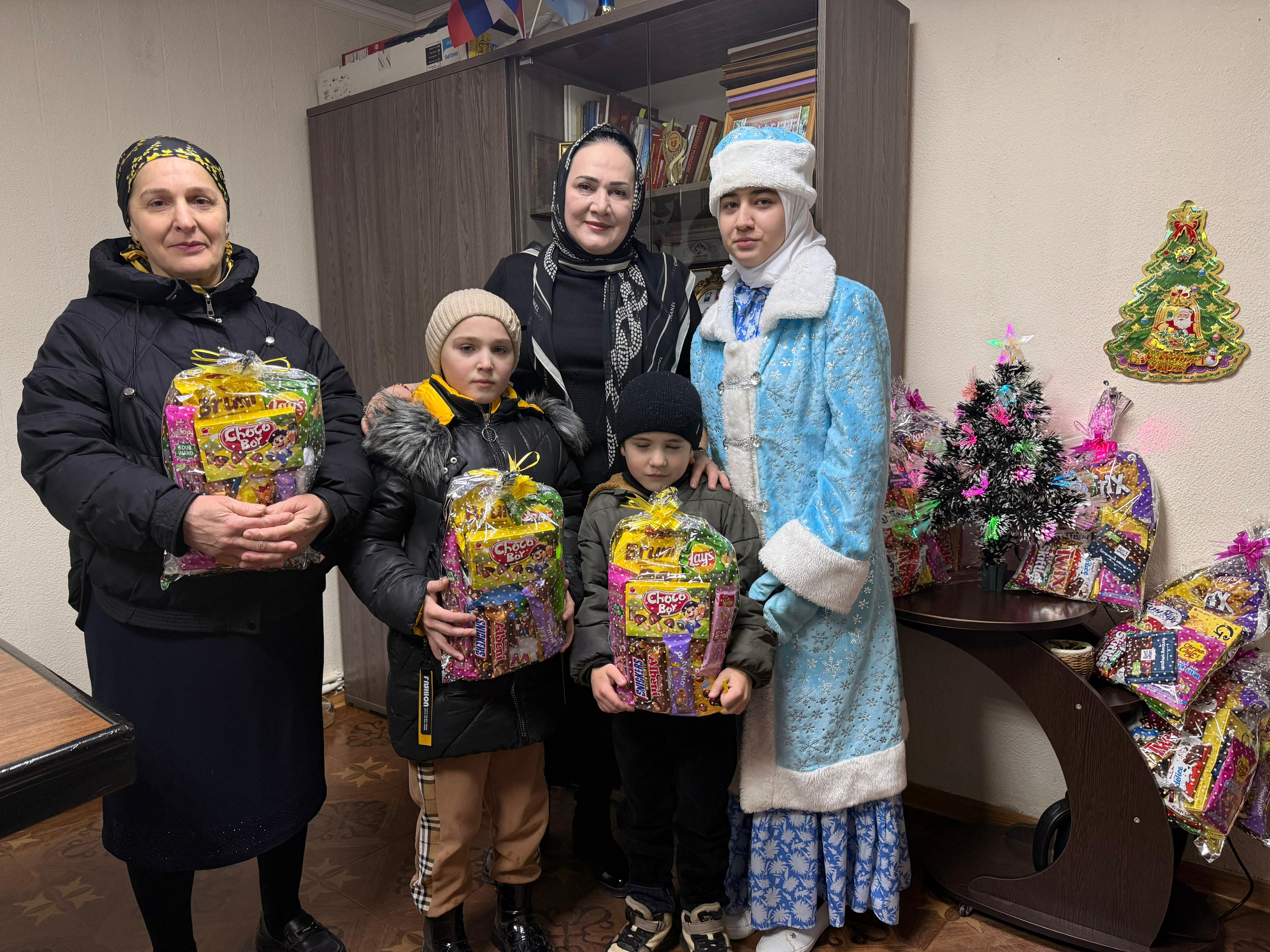 Карабудахкентский Комплексный центр поздравил 250 подопечных детей с наступающим Новым годом