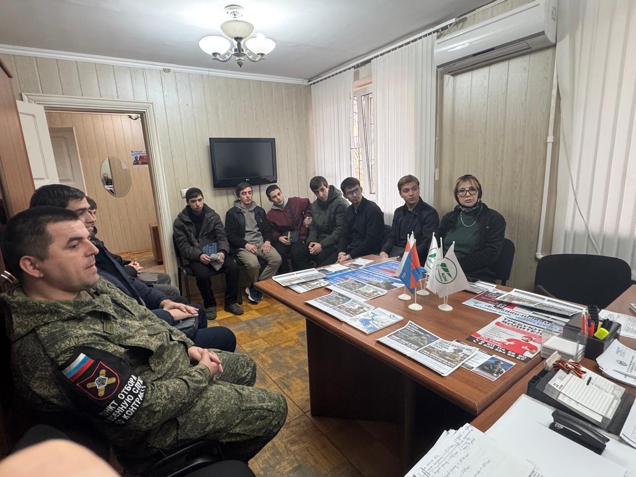 В Центре занятости г.Каспийска в ходе ярмарки безработным рассказали о возможностях трудоустройства, в частности, о военной службе по контракту