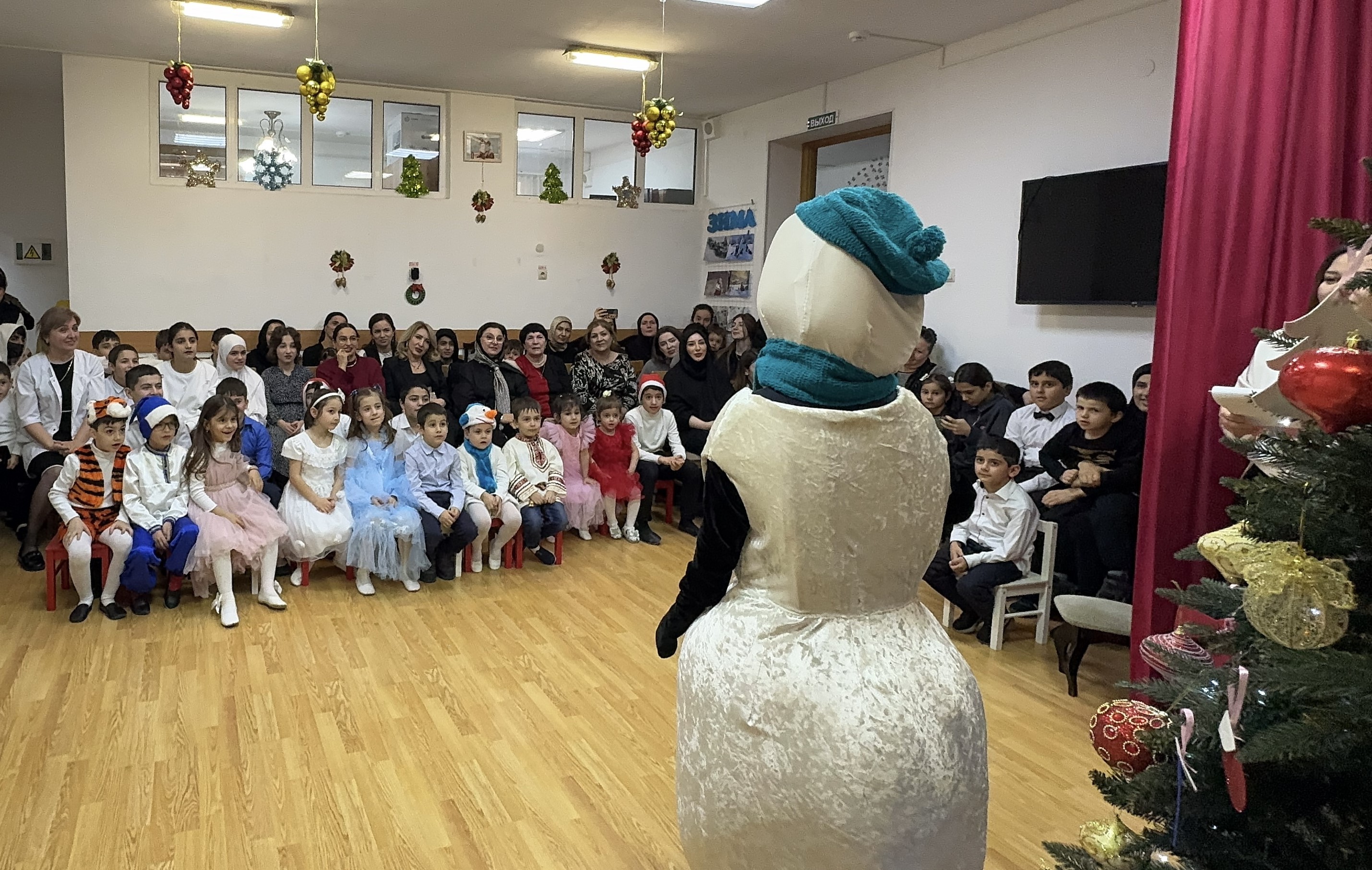 В Дербенте поздравили с наступающим праздником детей из семей погибших военнослужащих