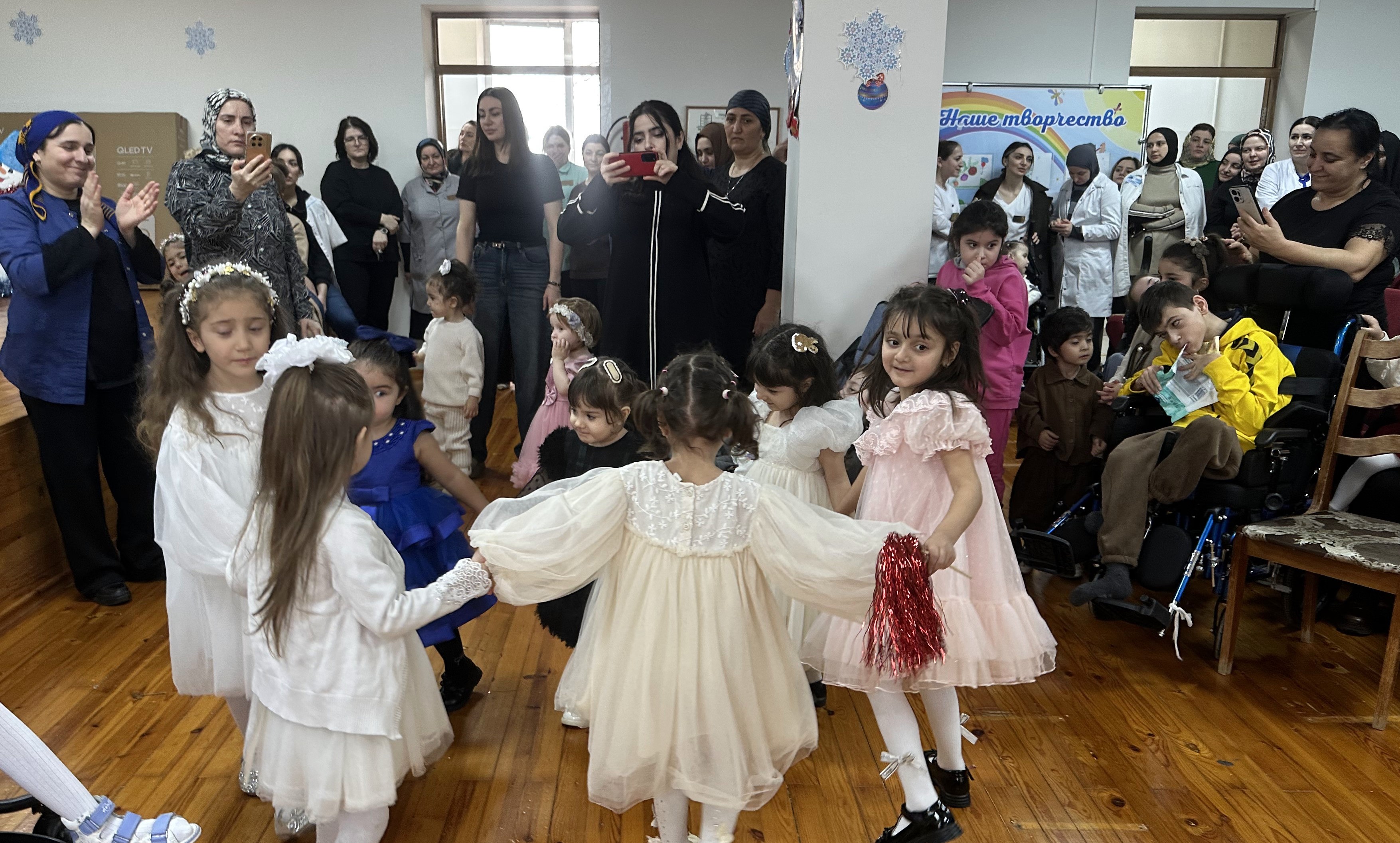 Добрые сердца устроили новогодний праздник для подопечных Центра «Надежда»