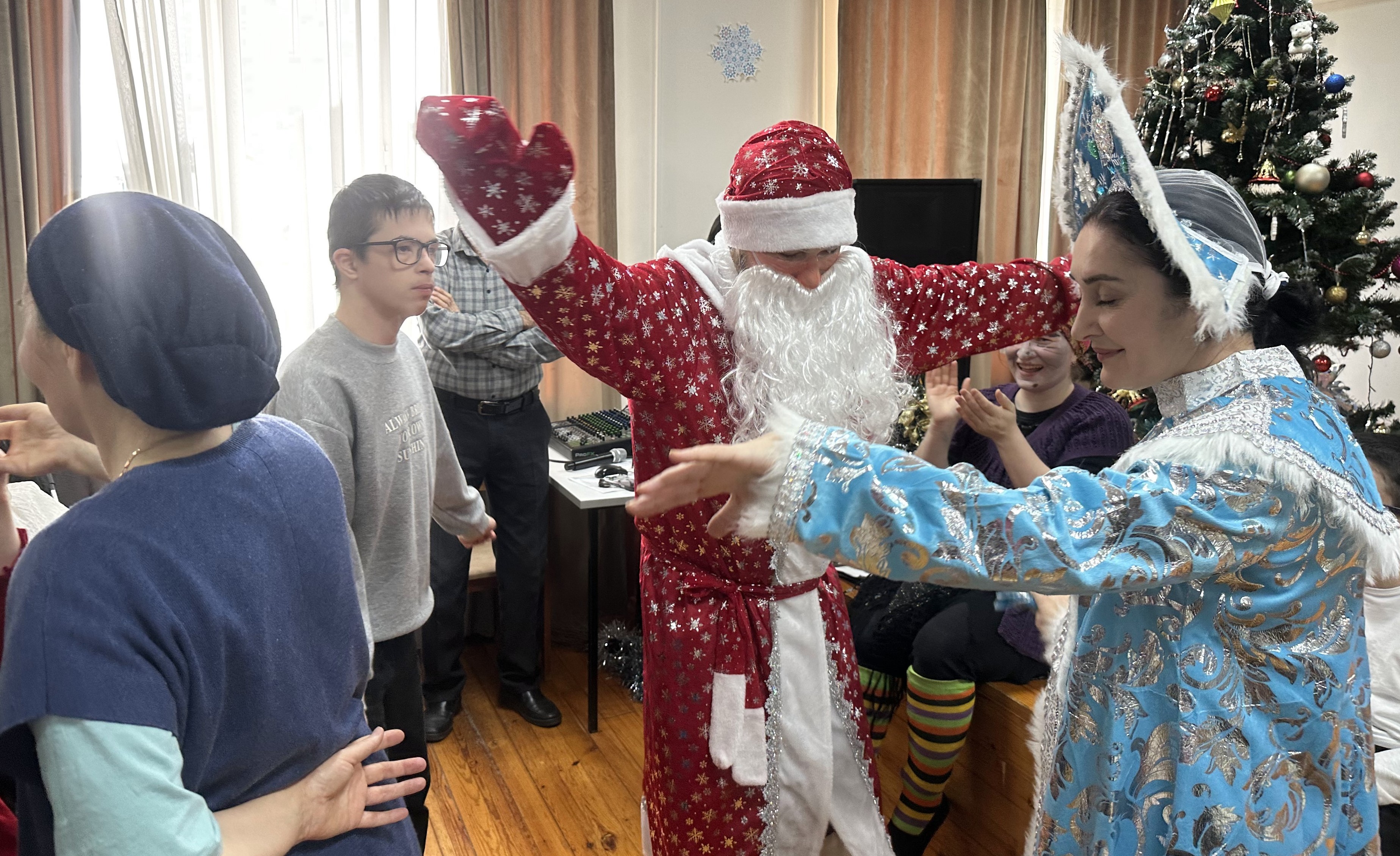 Добрые сердца устроили новогодний праздник для подопечных Центра «Надежда»