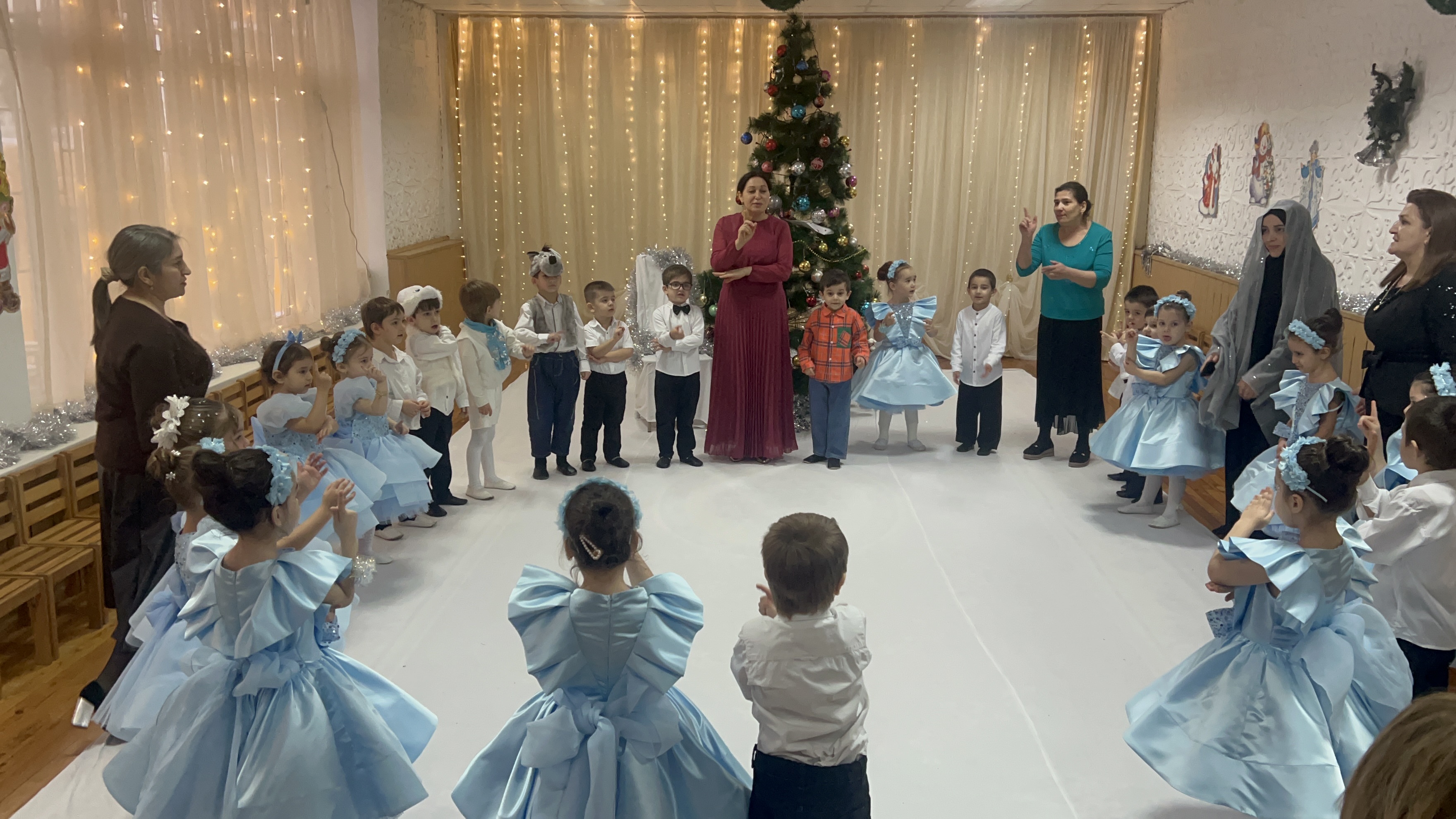 Подопечным столичного Центра социальной помощи семье и детям вручены новогодние подарки от Медицинского центра «Умуд» и Благотворительного фонда «Азим»