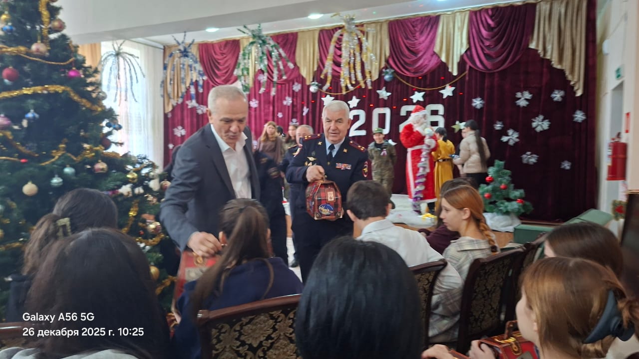 Министр внутренних дел Дагестана Абдурашид Магомедов поздравил детей Детского дома №7 г.Избербаша