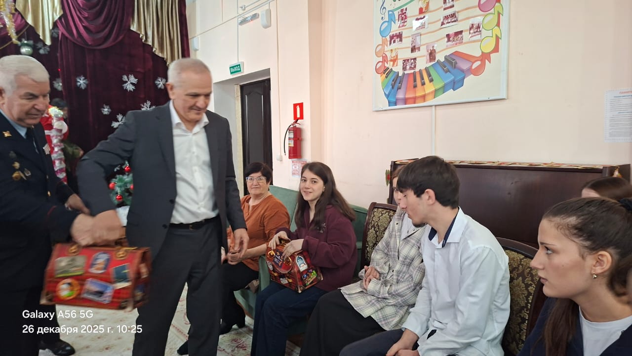 Министр внутренних дел Дагестана Абдурашид Магомедов поздравил детей Детского дома №7 г.Избербаша