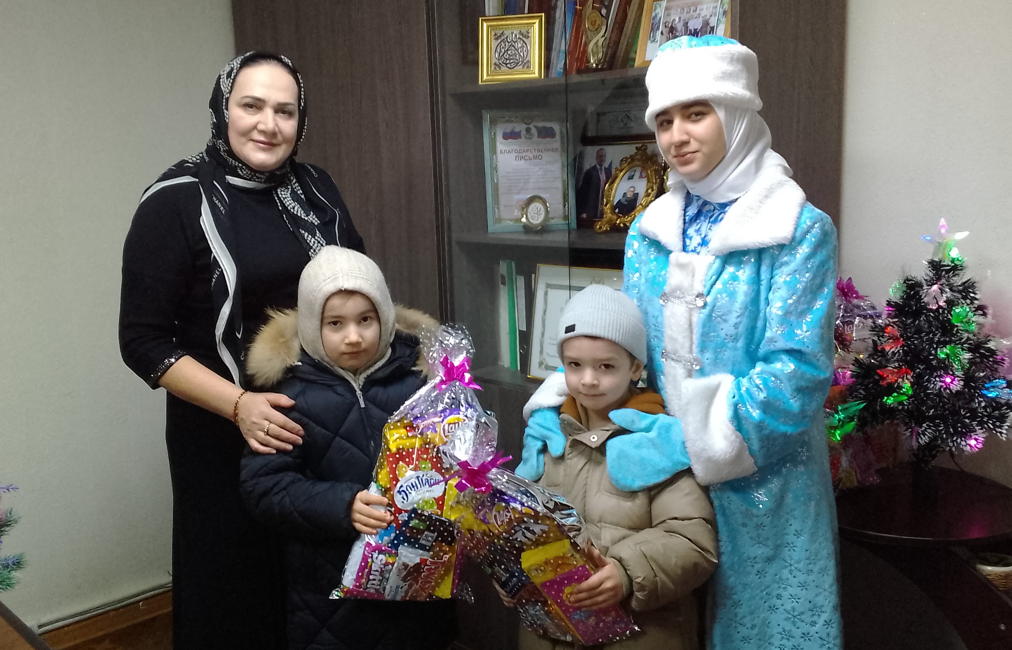 Карабудахкентский Комплексный центр поздравил 250 подопечных детей с наступающим Новым годом