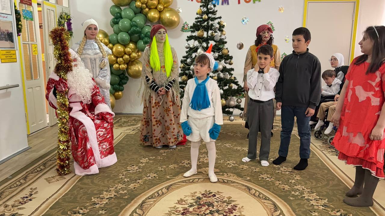 В Хасавюртовском Центре для детей и подростков раздали 35 новогодних подарков