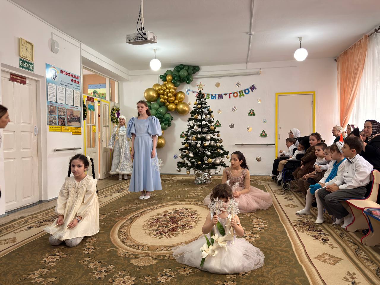 В Хасавюртовском Центре для детей и подростков раздали 35 новогодних подарков