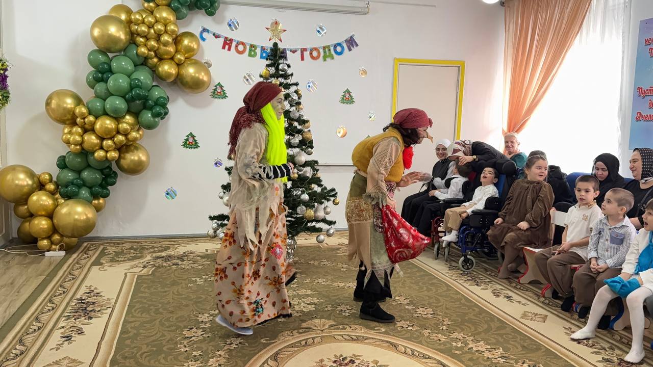 В Хасавюртовском Центре для детей и подростков раздали 35 новогодних подарков