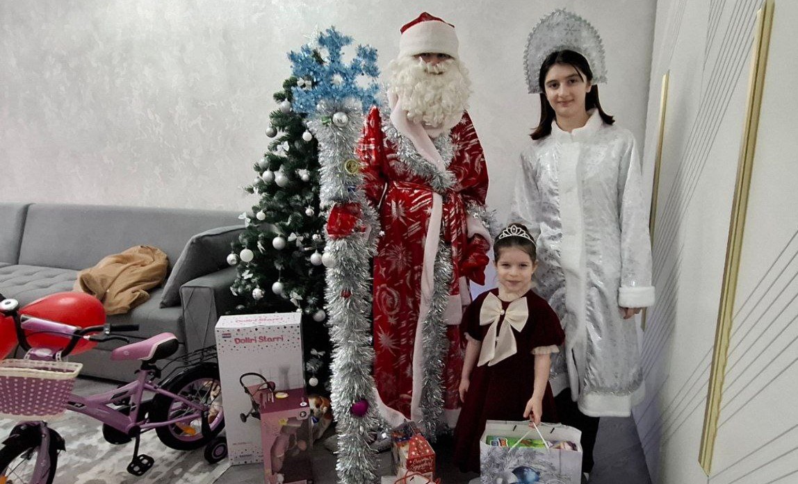 Директор Территориального Комплексного центра в Дербенте Исмаил Исмаилов исполнил мечту Медины – дочери погибшего участника специальной военной операции