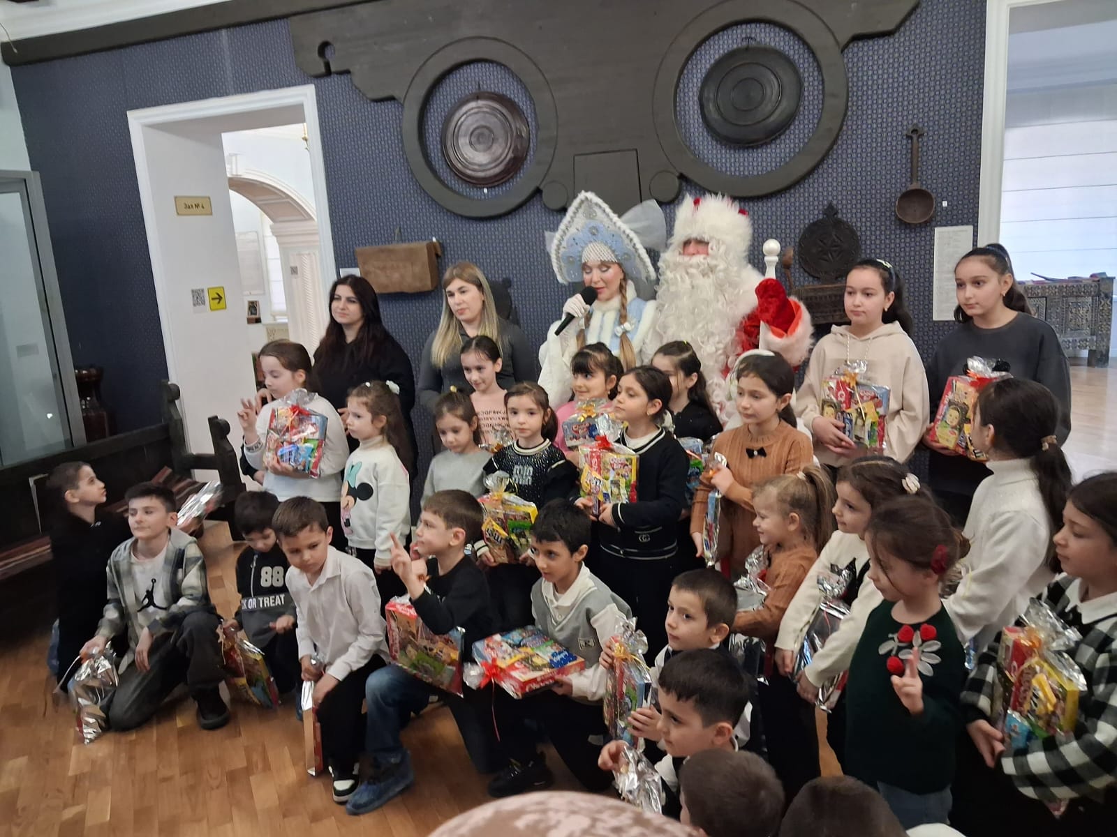 Работники Центра соцобслуживания г.Махачкалы и Национального музея им. А.Тахо-Годи порадовали детей участников СВО новогодними подарками