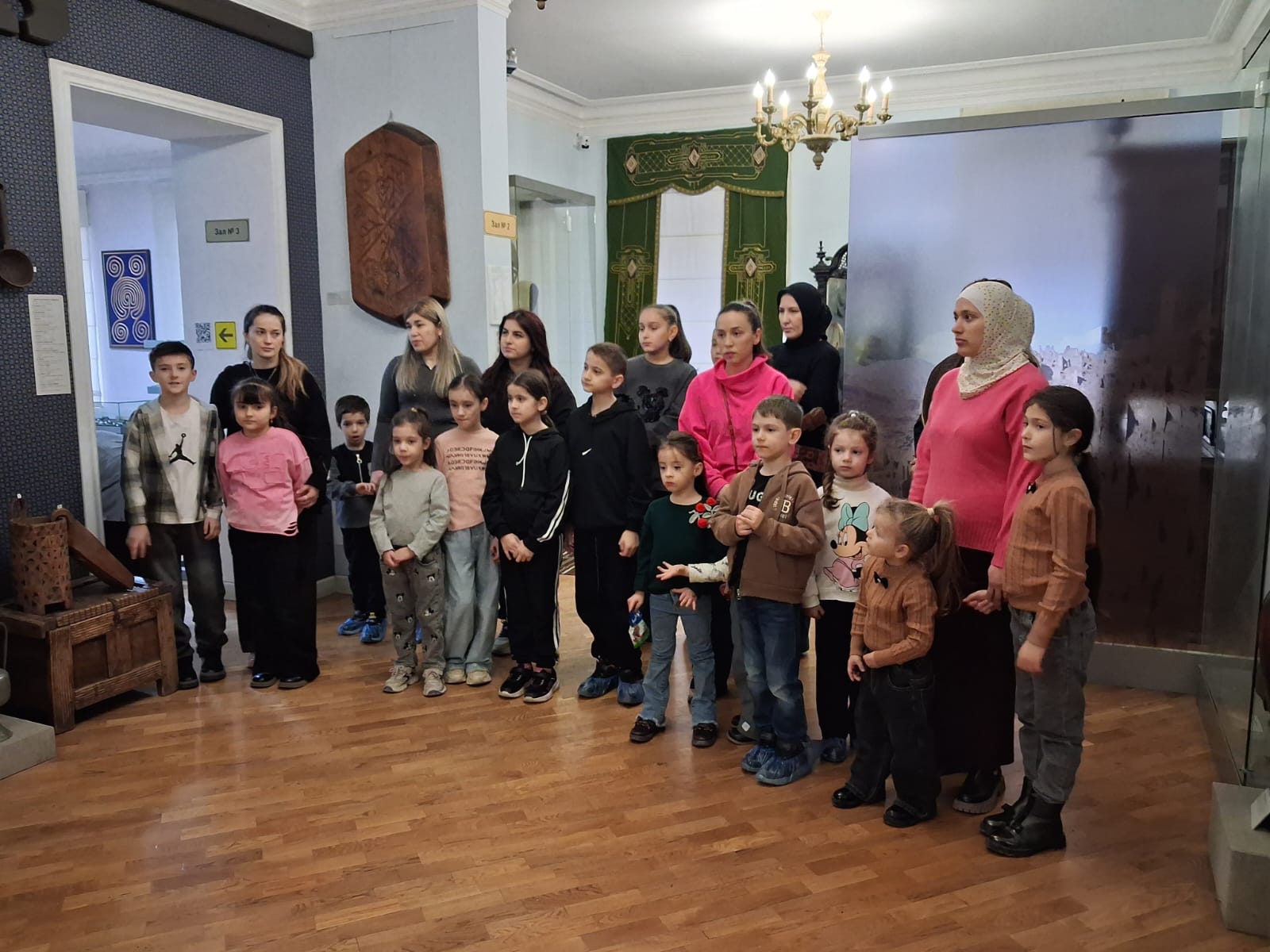 Работники Центра соцобслуживания г.Махачкалы и Национального музея им. А.Тахо-Годи порадовали детей участников СВО новогодними подарками