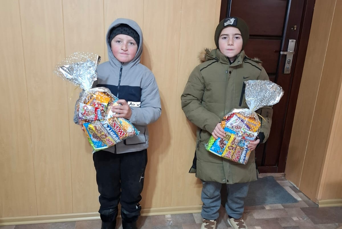 Социальная служба Минтруда РД в Хунзахском районе посетила 300 семей, чтобы передать подарки детям под Новый год