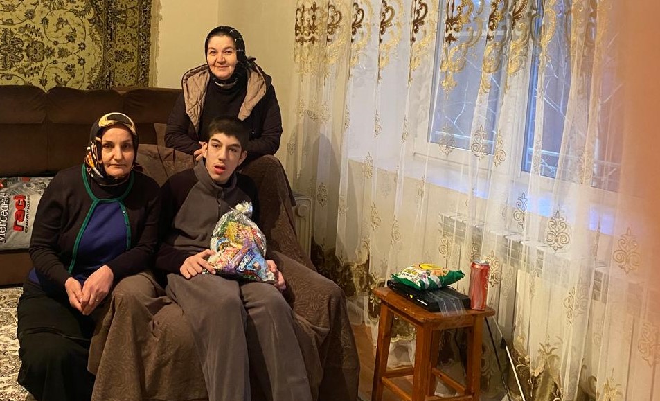 Социальная служба Минтруда РД в Хунзахском районе посетила 300 семей, чтобы передать подарки детям под Новый год