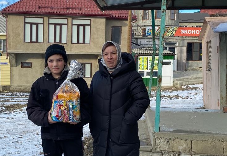 Социальная служба Минтруда РД в Хунзахском районе посетила 300 семей, чтобы передать подарки детям под Новый год