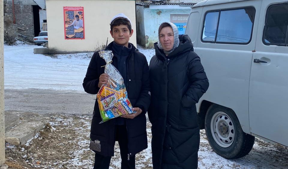 Социальная служба Минтруда РД в Хунзахском районе посетила 300 семей, чтобы передать подарки детям под Новый год