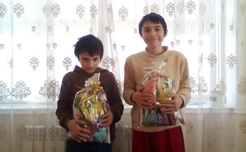 Социальная служба Минтруда РД в Хунзахском районе посетила 300 семей, чтобы передать подарки детям под Новый год