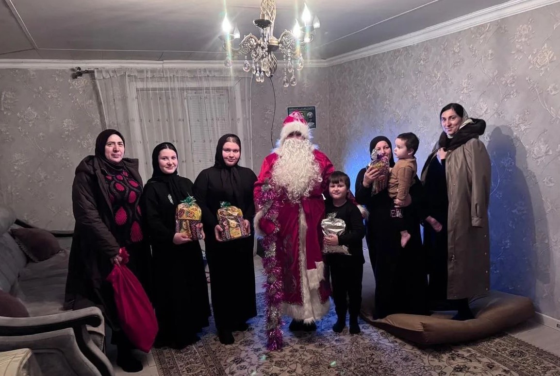 Маленьких подопечных Комплексного центра Гергебильского района поздравили с наступающим Новым годом