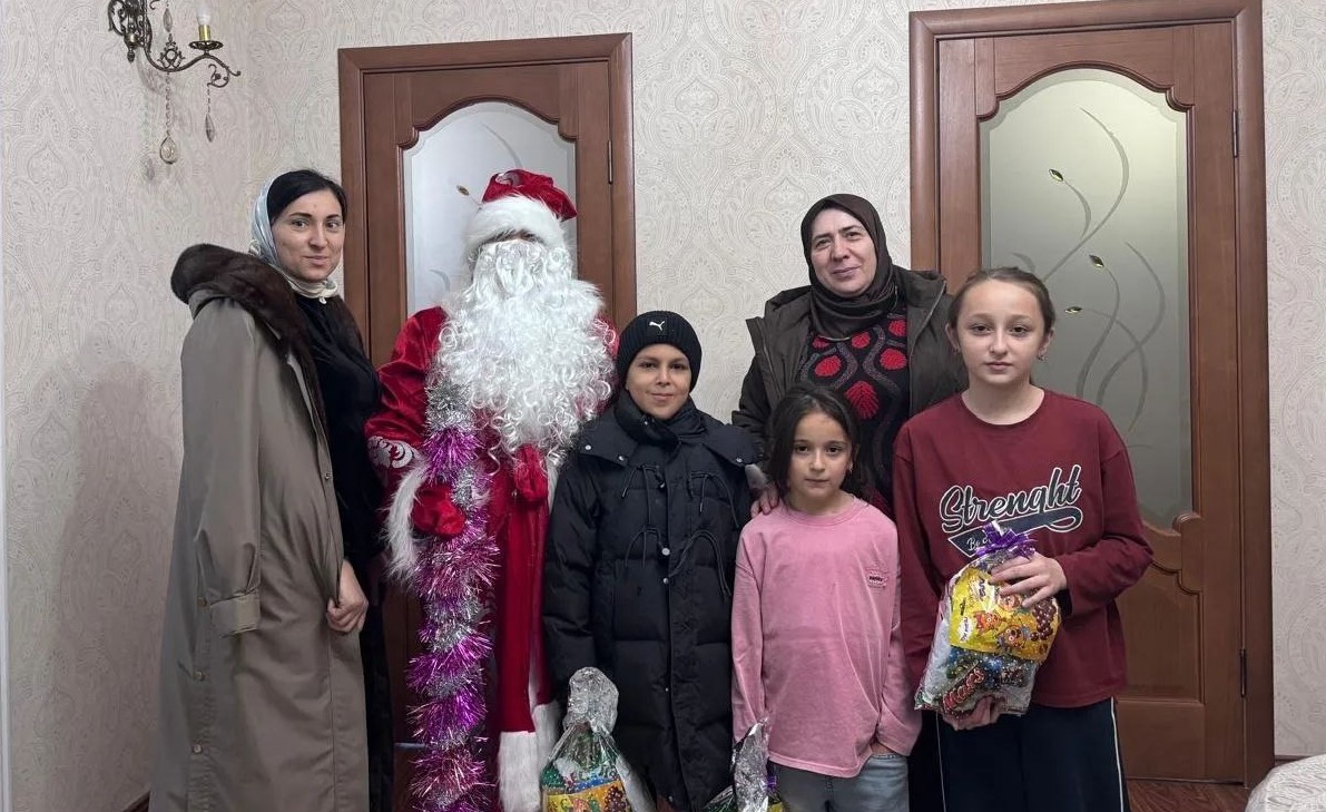 Маленьких подопечных Комплексного центра Гергебильского района поздравили с наступающим Новым годом