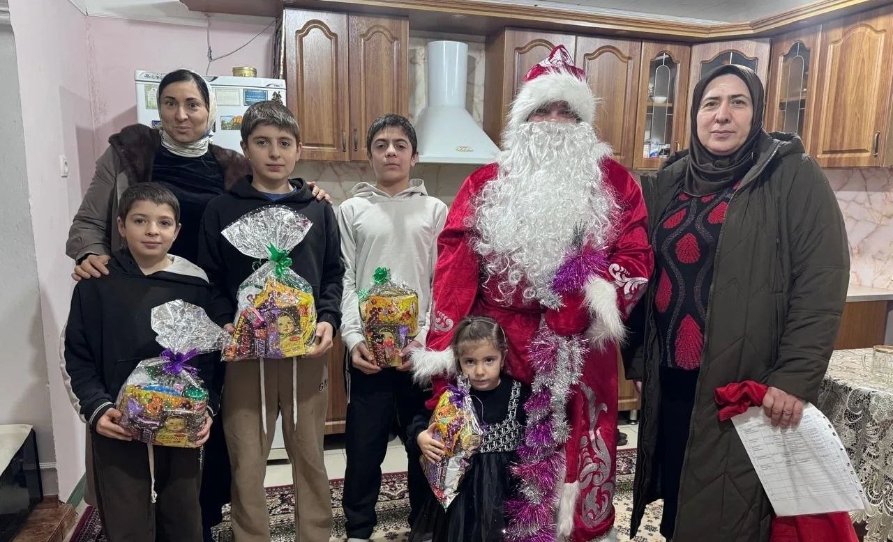 Маленьких подопечных Комплексного центра Гергебильского района поздравили с наступающим Новым годом